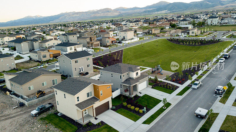 无人机在盐湖城，犹他州的一个住宅区新建和现有的房屋