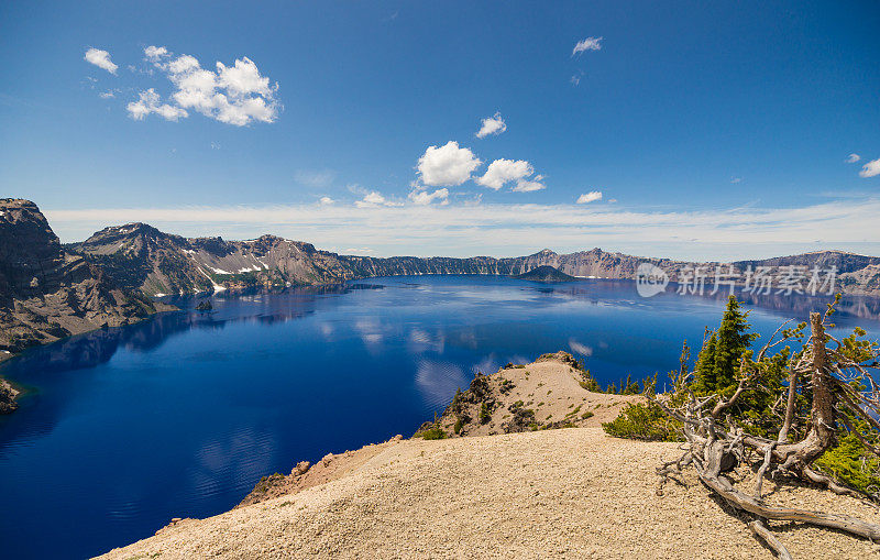 火山口湖与巫师岛的全景