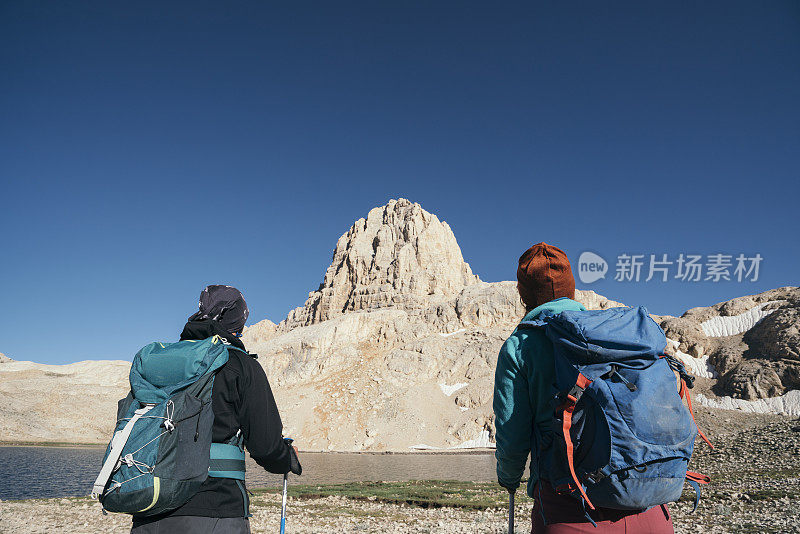 登山队正眺望着一座山峰的顶峰