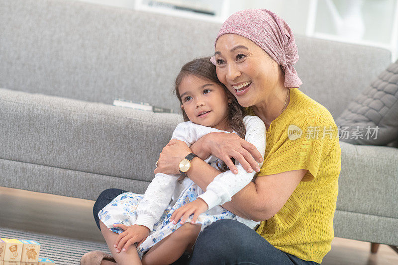 身患癌症的老年妇女深情地拥抱孙女