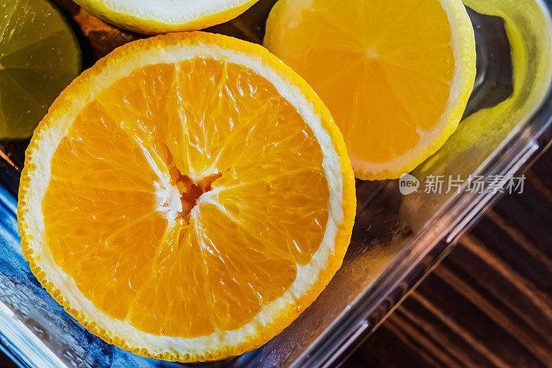 一片新鲜的柑橘类水果-柠檬，橙子，酸橙