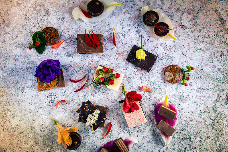 高角度的美食巧克力选择装饰鲜花