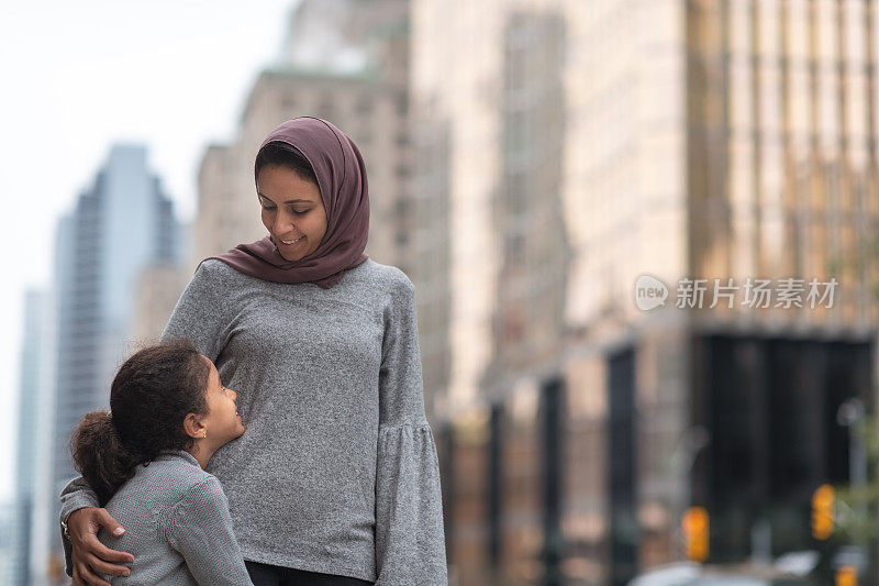 穆斯林妇女拥抱女儿