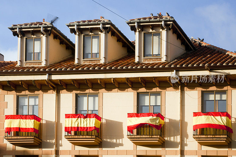 阳台上悬挂着西班牙国旗。