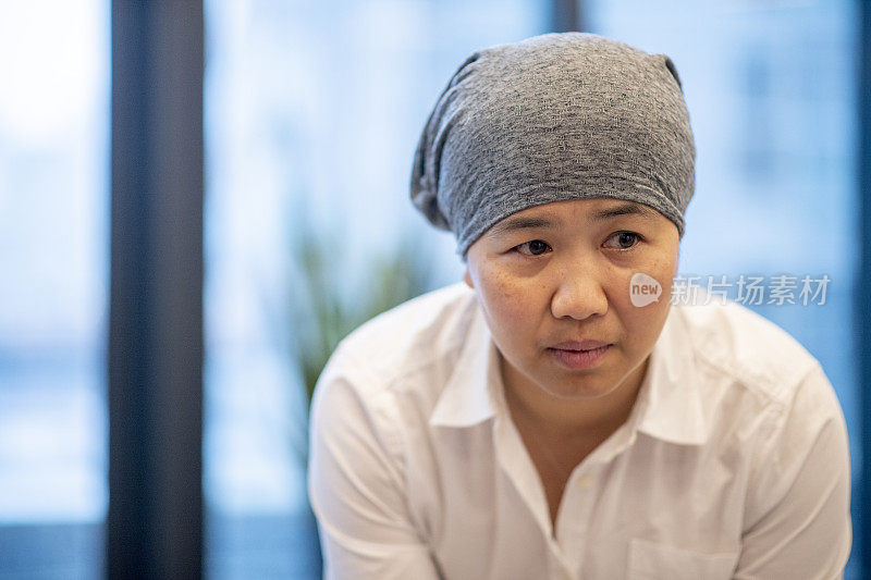 肖像的亚洲妇女与癌症股票照片