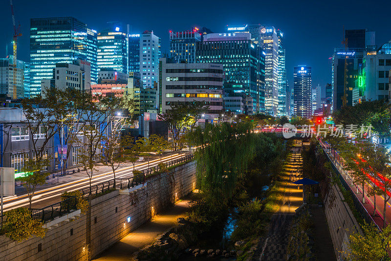 首尔清溪川溪，霓虹夜景下的韩国摩天大楼