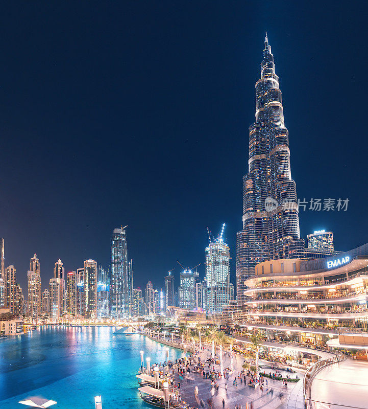 夜晚，哈利法塔最高建筑和迪拜购物中心附近游泳池的迷人风景
