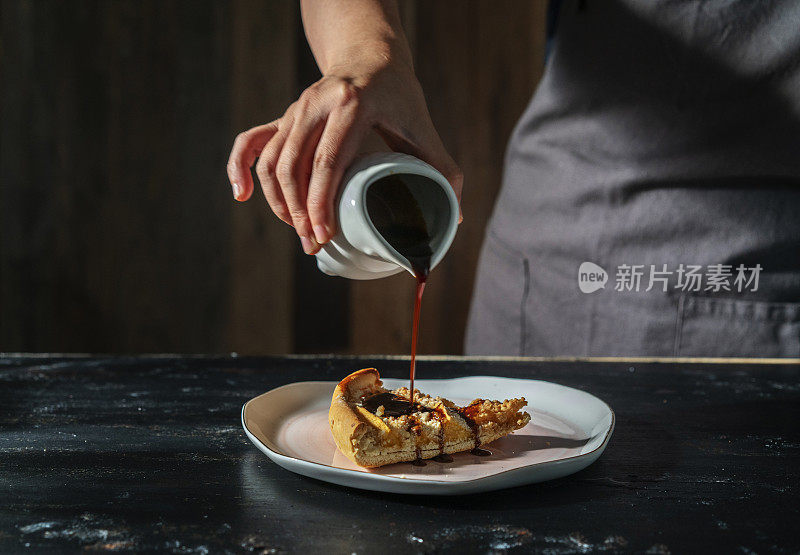 用焦糖装饰苹果派