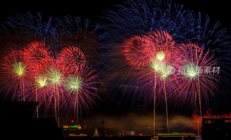 夜空焰火表演，庆祝新年的到来