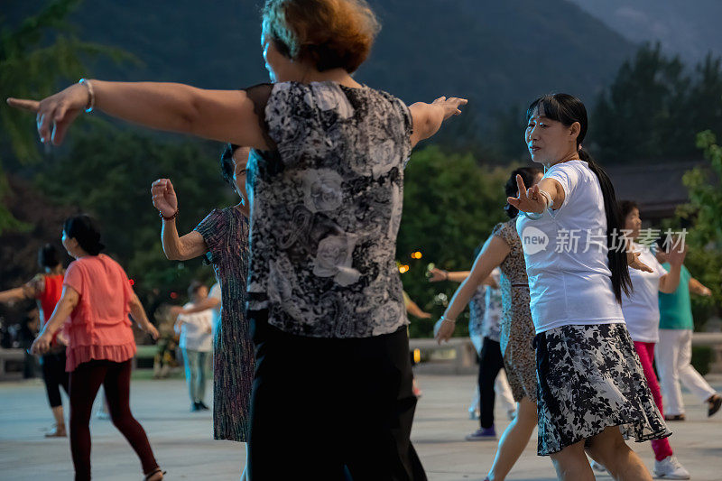 一群中国女子在晚上跳舞