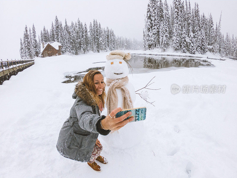 寒假和雪人自拍的女孩