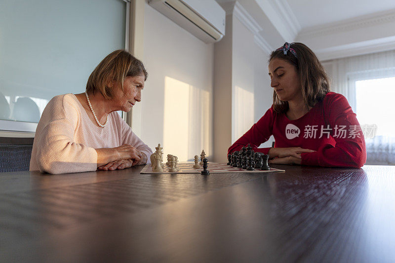 奶奶和孙女下棋