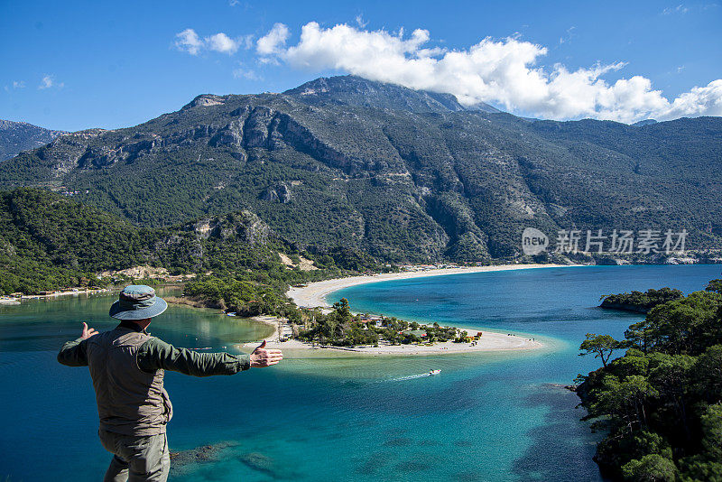 欣赏风景的摄影师。Ölüdeniz来自土耳其Fethiye。