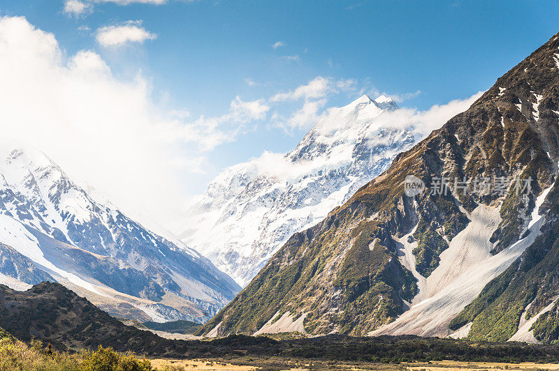 新西兰库克山塔斯曼冰川上的雪山。