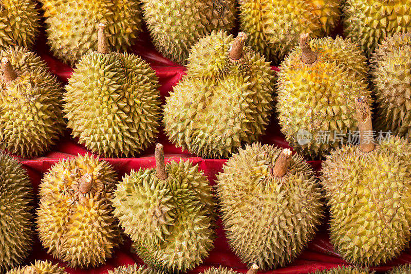 泰国榴莲水果在市场上排成一行