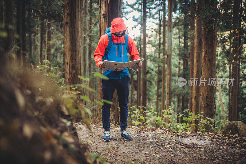 一名男子在日本森林里徒步旅行