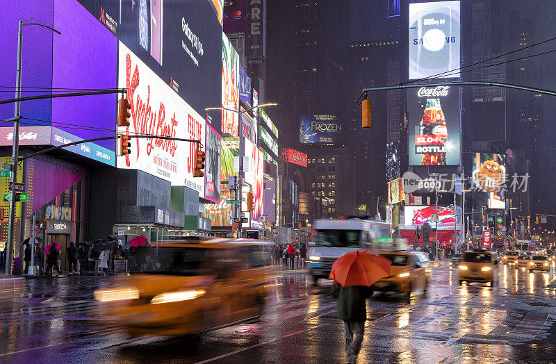 纽约曼哈顿雨天，人们撑着雨伞在时代广场散步