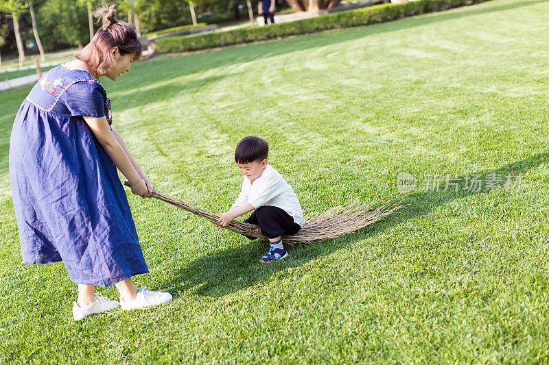 年轻的妈妈和她的儿子，亚洲，中国。