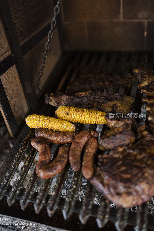 在传统的阿根廷烤肉上近距离的肉类和蔬菜