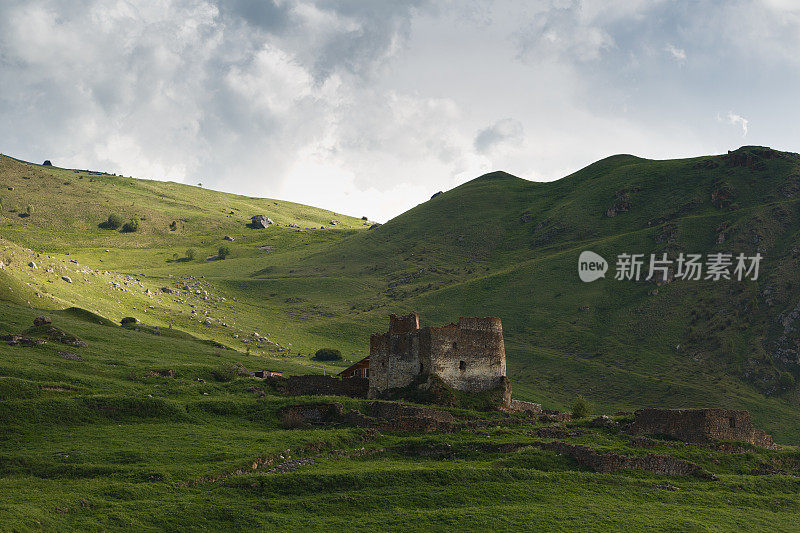 美丽的古老堡垒在北奥塞梯的山区。