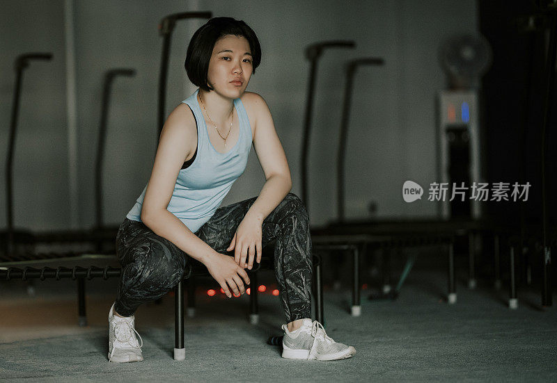 一位亚洲华裔女运动员和她自己的蹦床运动工作室在马来西亚槟城