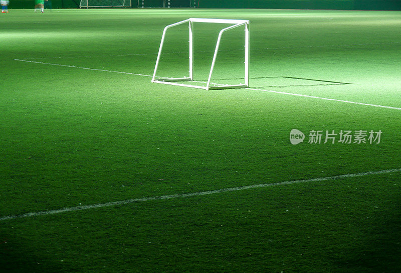 足球或足球场与目标柱在夜间时间。