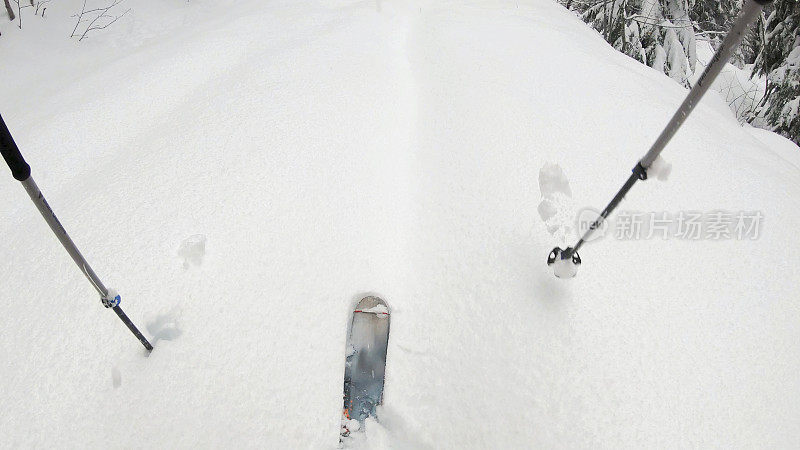 第一人称视角POV背国家滑雪下山高山斜坡