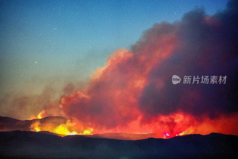 从科罗拉多国家纪念碑的松树峡谷火在书悬崖在西部科罗拉多附近的大Junction和Fruita在黄昏的戏剧性的观点