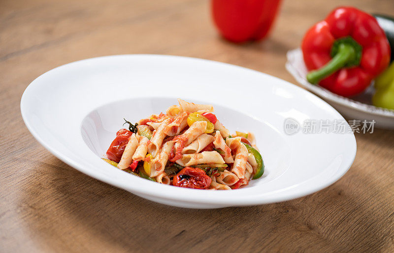 意大利面配番茄酱和蔬菜