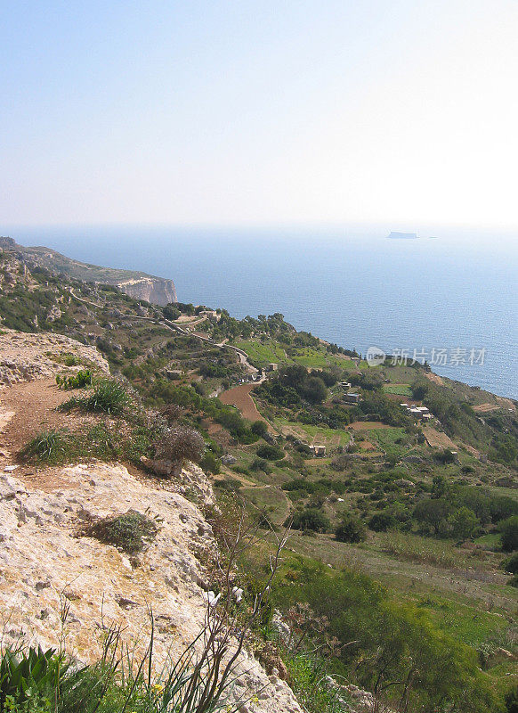 马耳他岛上的海岸悬崖和洞穴
