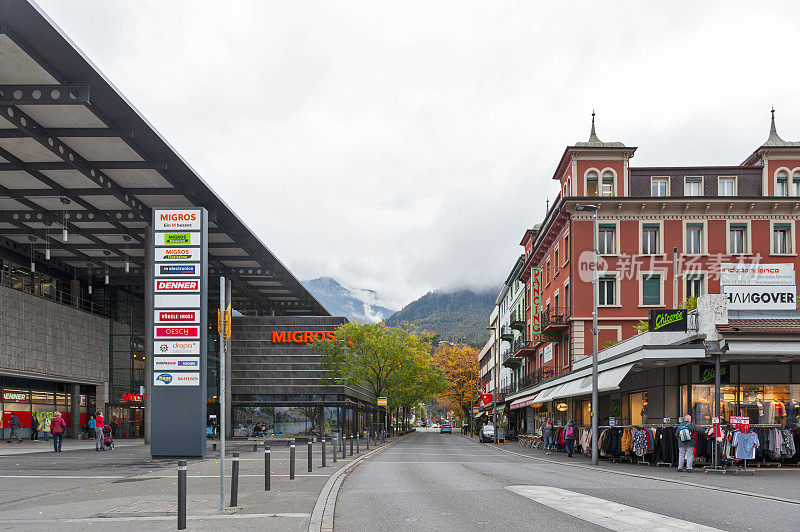 Migros的当地分店，一家超市位于因特拉肯市中心的车站路，因特拉肯是瑞士著名的旅游胜地