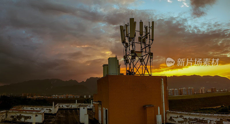 屋顶上安装5G网络通信设备