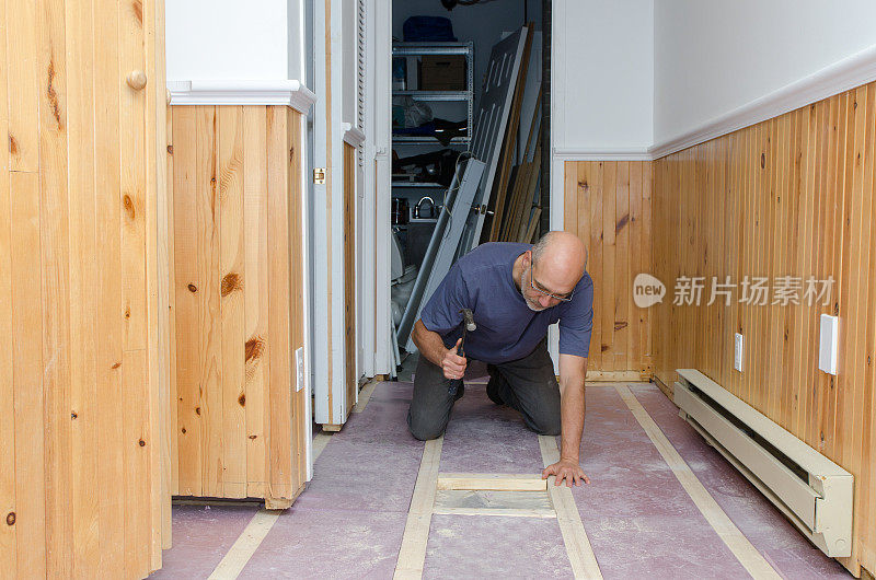 一个男人在自家地下室里盖地板