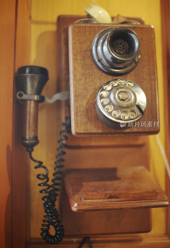 旧墙上的电话
