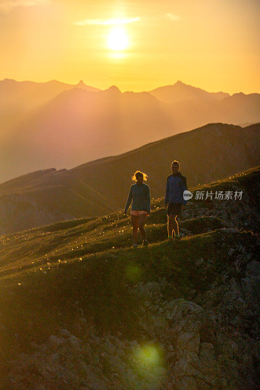 登山运动员攀登高高的山脊