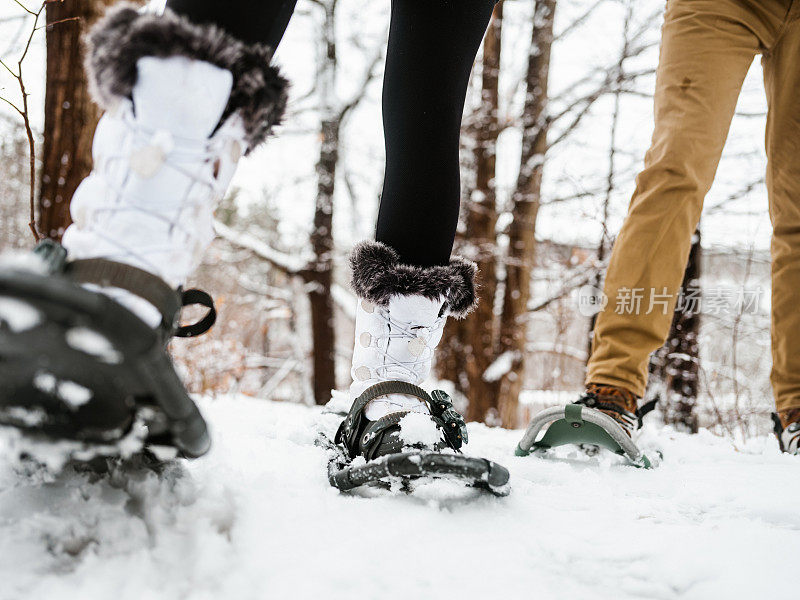 在冬天穿雪鞋的混合赛跑夫妇