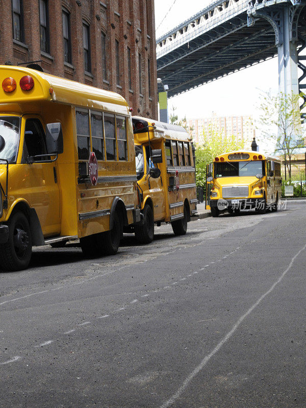 纽约街道上停着的校车。