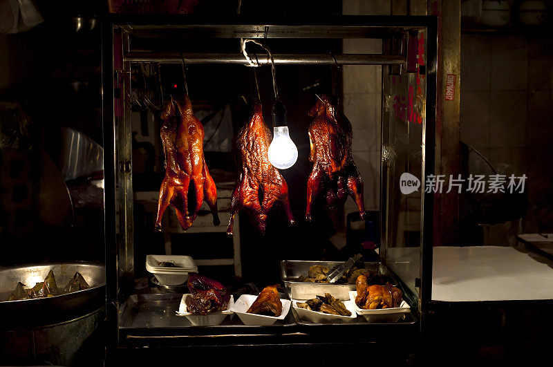 上海老城区一个中国菜市场上挂着烤鸡