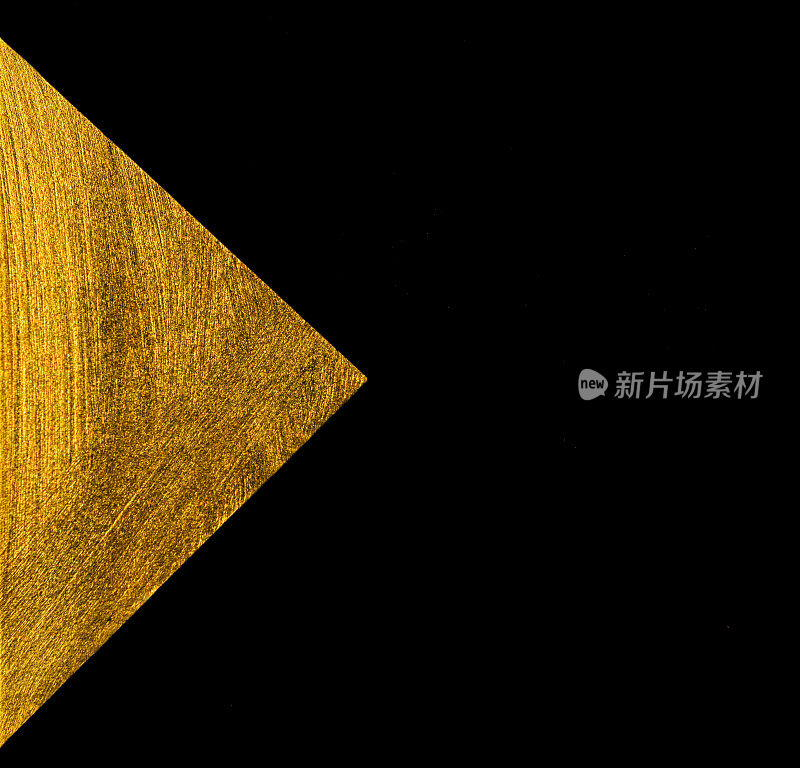用金色颜料在黑色背景上画的三角形。
