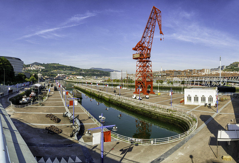 尤斯卡杜纳船厂和拉卡罗拉起重机在毕尔巴鄂，比斯卡亚。西班牙巴斯克地区