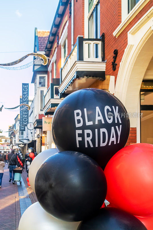 荷兰阿珀尔多伦市的一条购物街上挂着写有“黑色星期五”字样的气球