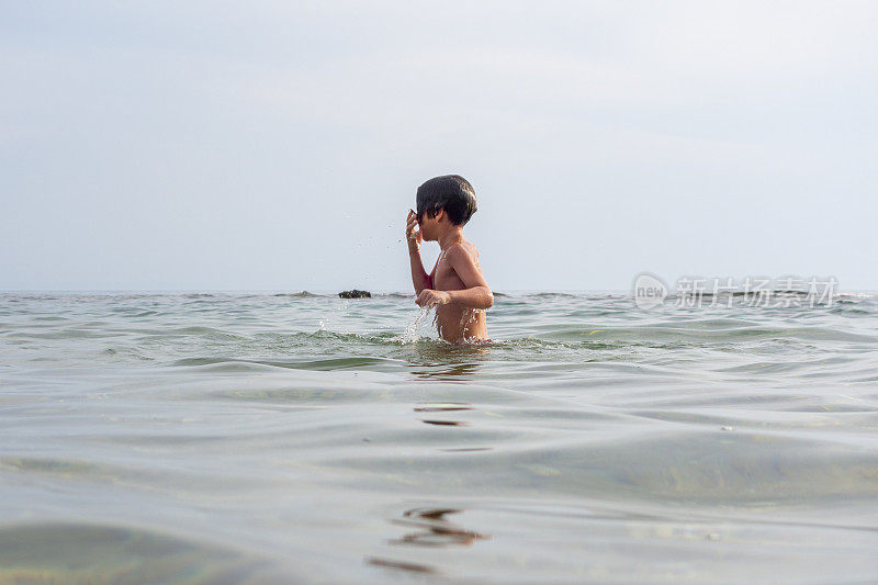 男孩夏天的乐趣在海上