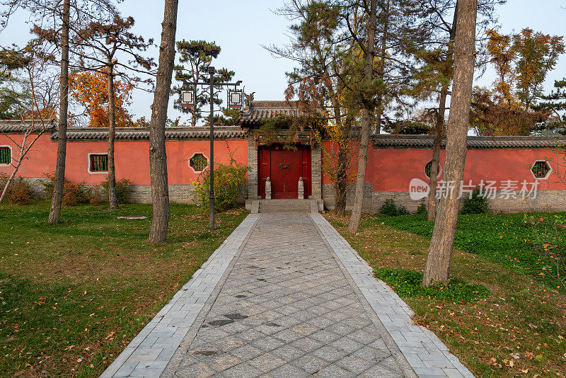 秋天，公园里有中国古建筑的阁楼和银杏树