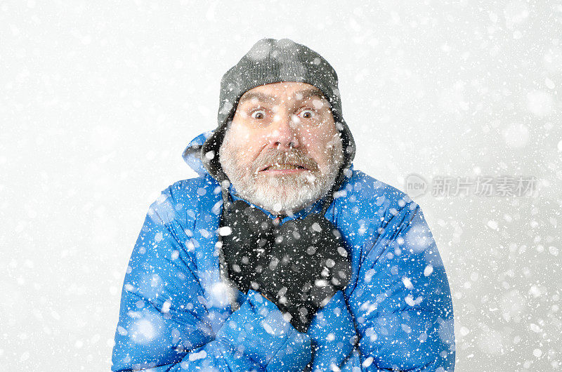 人在雪下冻住的肖像