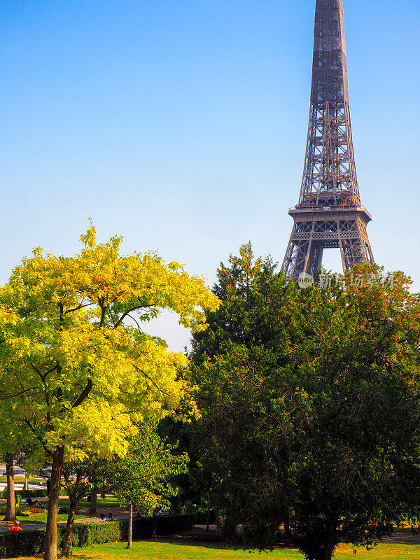 秋天从特罗卡德罗滨海广场俯瞰埃菲尔铁塔。