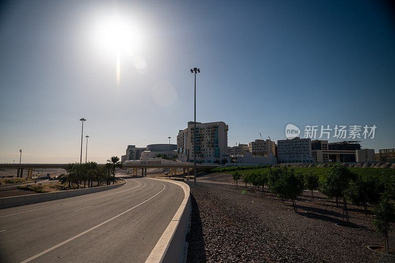 萨迪亚特岛高速公路和住宅楼