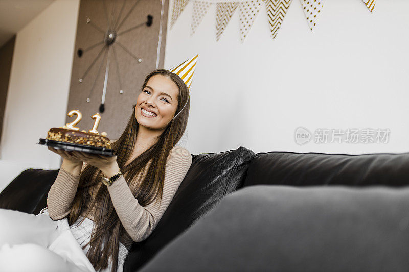 肖像的梦幻，快乐的生日女孩感到兴奋和喜悦庆祝生日