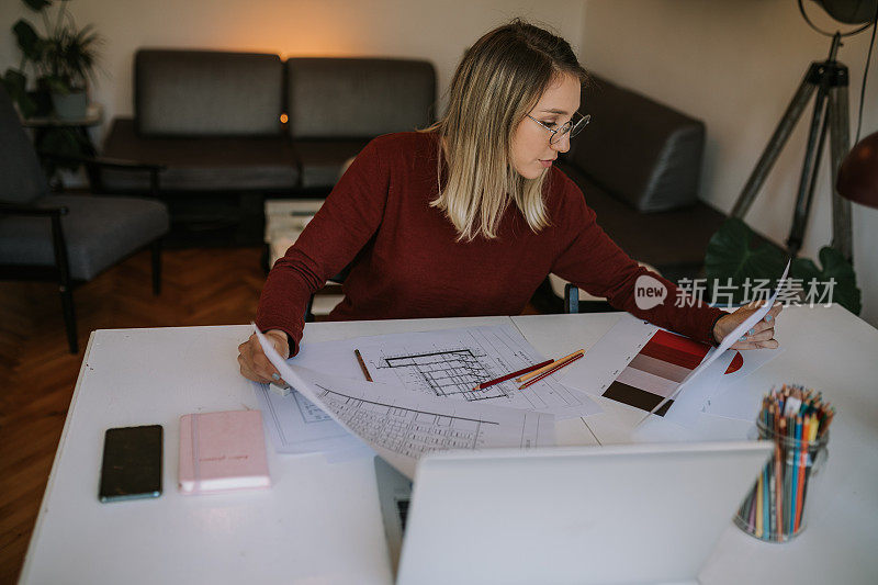 集中女性建筑师在家工作。