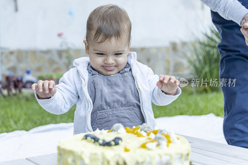 第一个生日。可爱的小男孩在花园里庆祝生日。