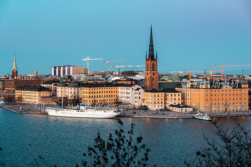 斯德哥尔摩老城区的建筑码头全景。格拉斯坦